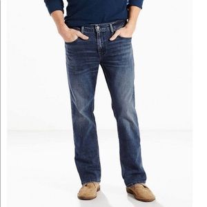 Men’s Levi’s straight .